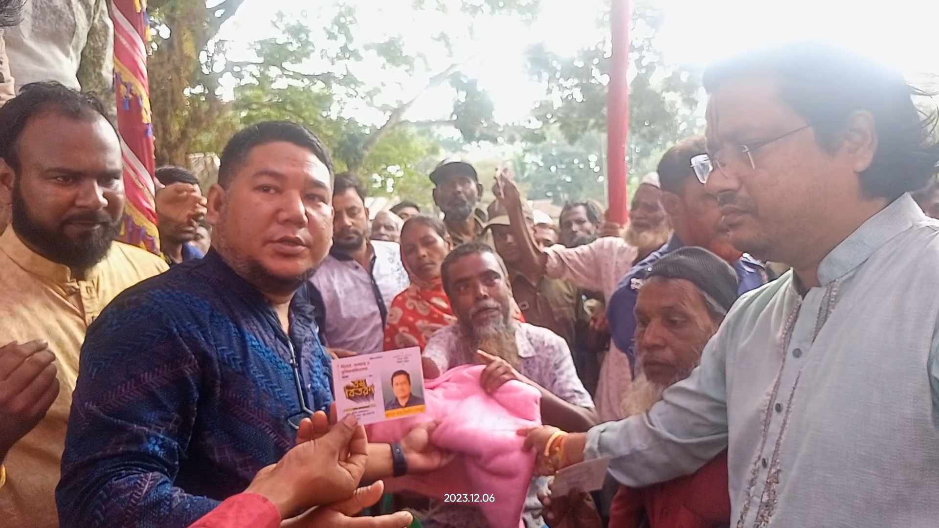 ধোবাউড়ায় রাজ ট্রেডিং কর্পোরেশন এর পক্ষ থেকে ৩ হাজার শীত বস্ত্র বিতরণ