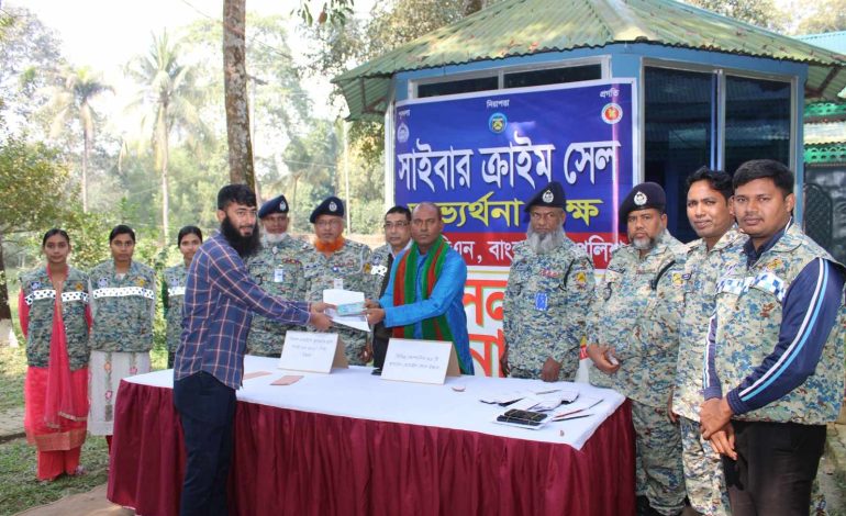 সাইবার ক্রাইম সেল অভ্যর্থনা কক্ষে আর্মড পুলিশ ব্যাটালিয়ন মোবাইল ফোন, বিকাশ একাউন্ট ও ফেইসবুক আইডি উদ্ধার