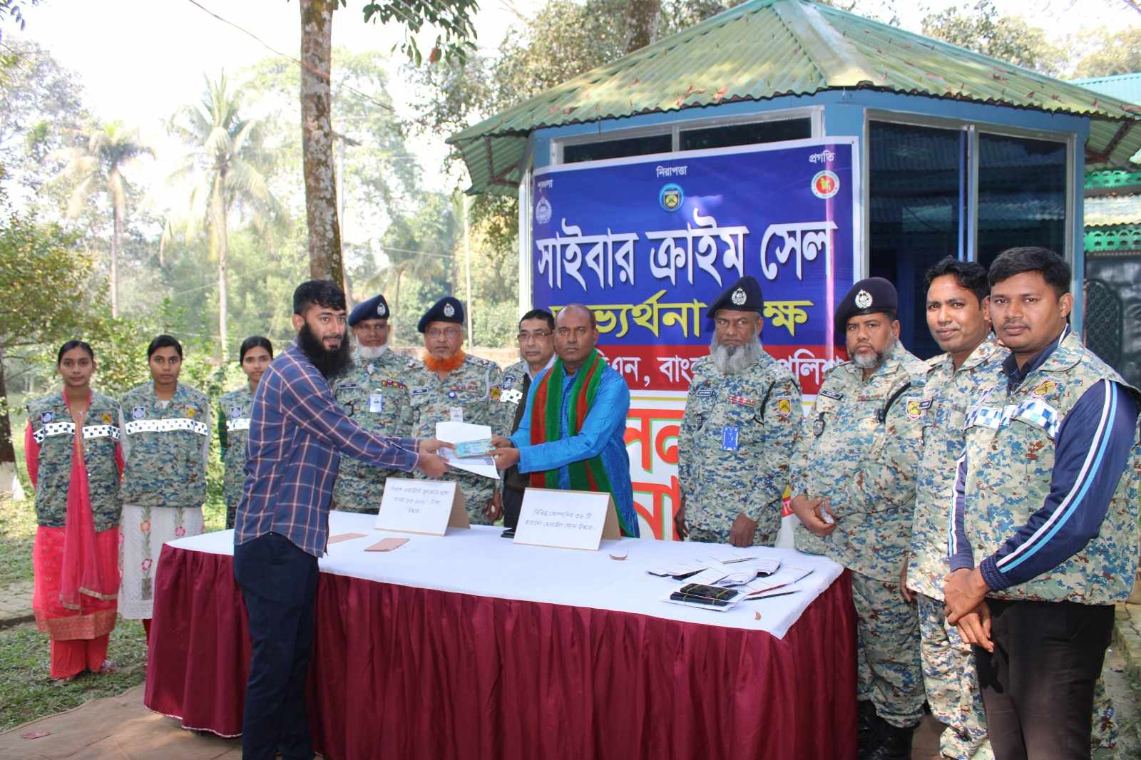 সাইবার ক্রাইম সেল অভ্যর্থনা কক্ষে আর্মড পুলিশ ব্যাটালিয়ন মোবাইল ফোন, বিকাশ একাউন্ট ও ফেইসবুক আইডি উদ্ধার