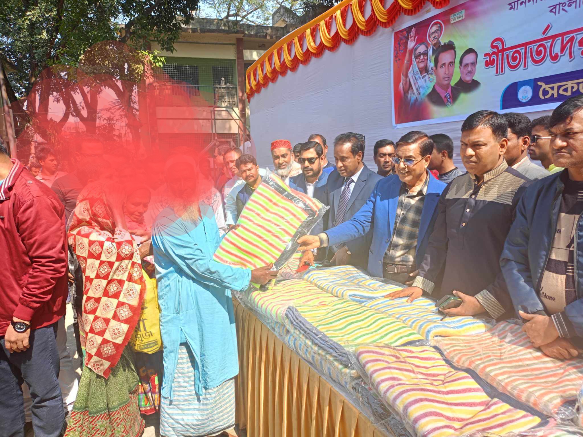 ভালুকায় শীতার্তদের মাঝে শীত বস্ত্র বিতরন