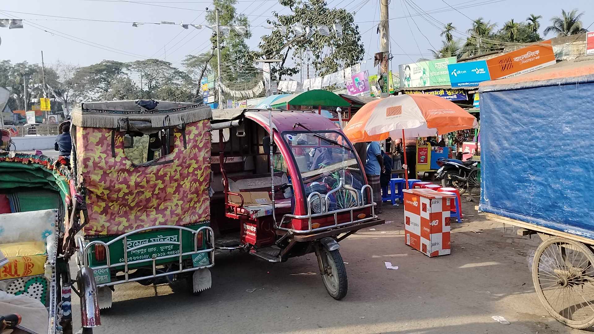 ফুলপুর শেরপুর রোডের মোড় অটো, ফুচকা ও মাহেন্দ্র’র দখলে