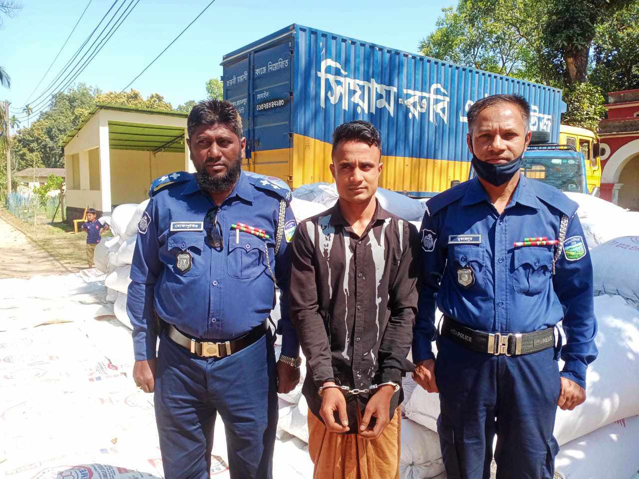 ফুলপুরে ২৪ ঘন্টার মধ্যে চুরি হওয়া বিপুল পরিমাণের মাল কাভার ভ্যান সহ আটক ১