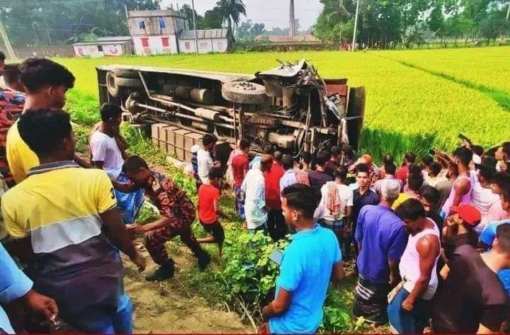 তারাকান্দায় দুই বাসের মুখোমুখি সংঘর্ষে নিহত ২, আহত ৩০