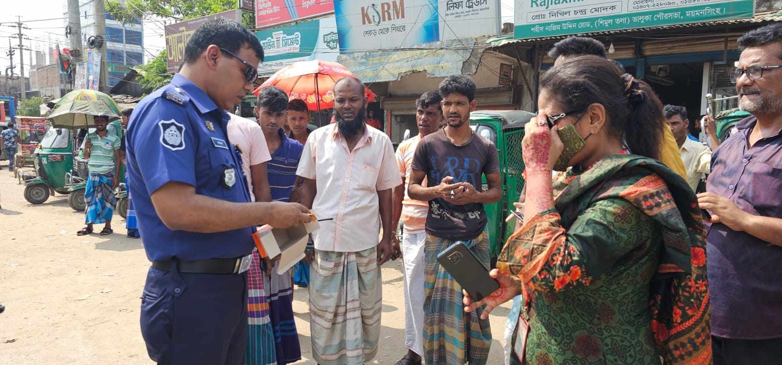 ভালুকায় ড্রাইভার ও পথচারীদের মাঝে খাবার স্যালাইন বিতরণ