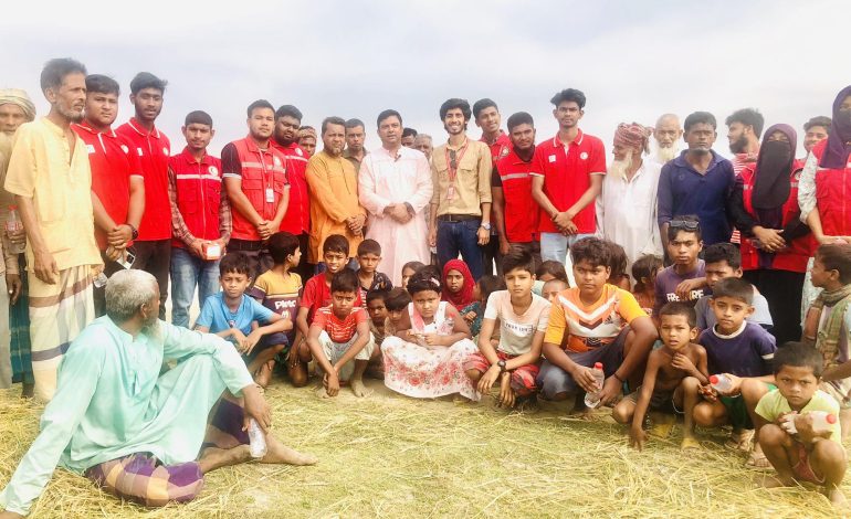 কেন্দুয়ায় সুপের পানি ও স্যালাইন বিতরণ করেন