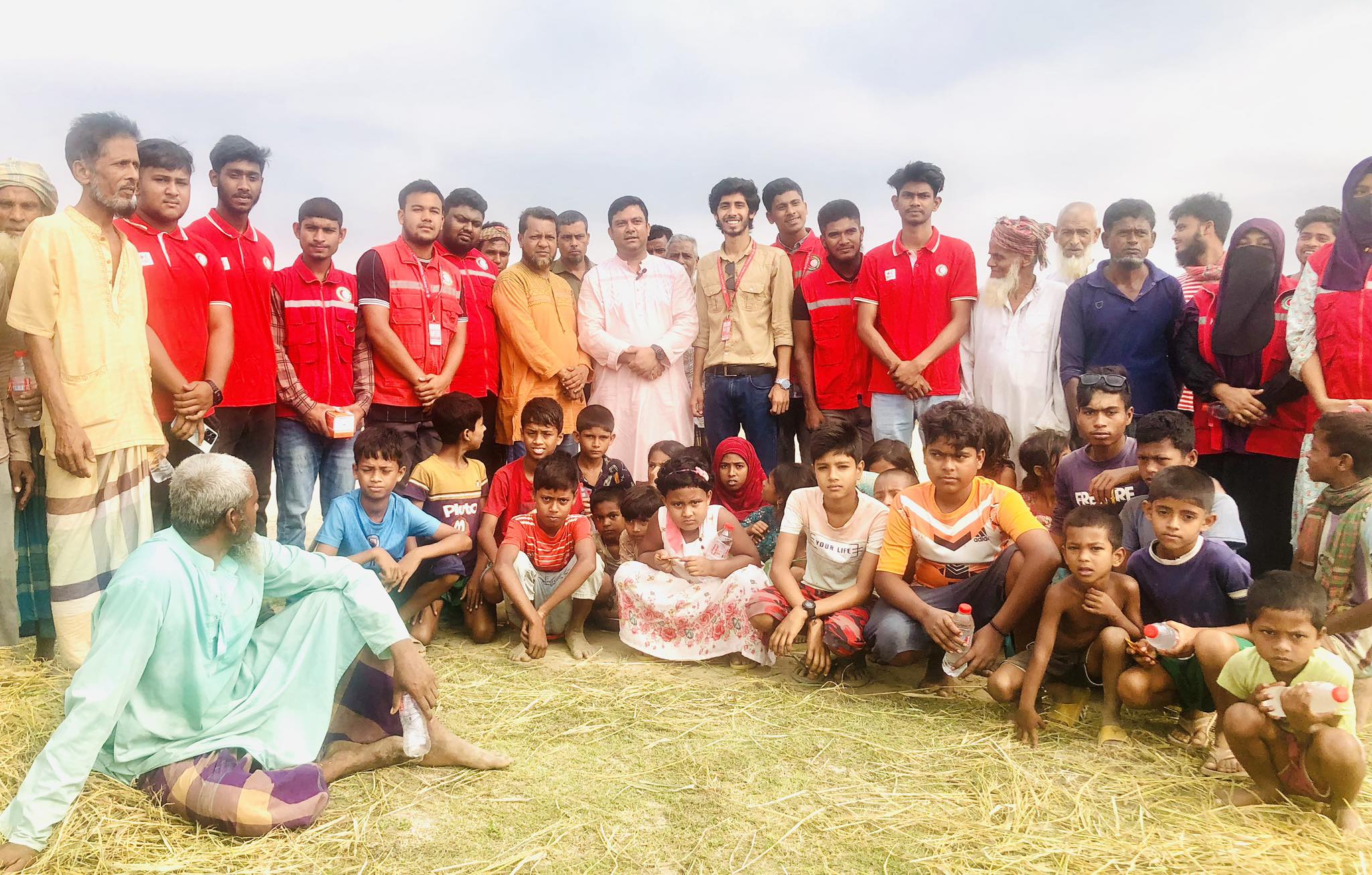 কেন্দুয়ায় সুপের পানি ও স্যালাইন বিতরণ করেন