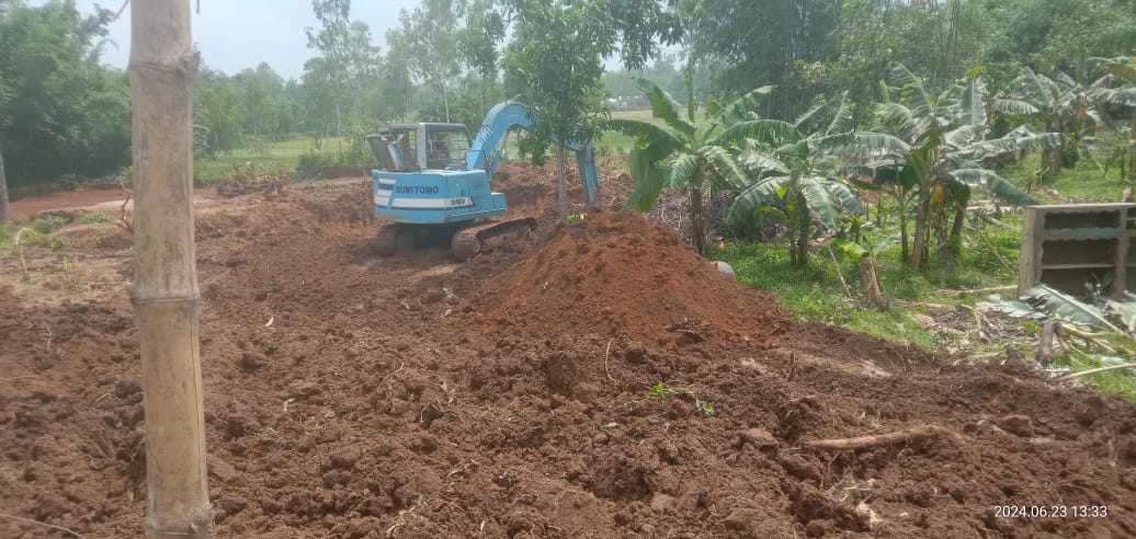 টাঙ্গাইলের মধুপুরে অবাধে কাটা হচ্ছে পাহাড়ি লালমাটি