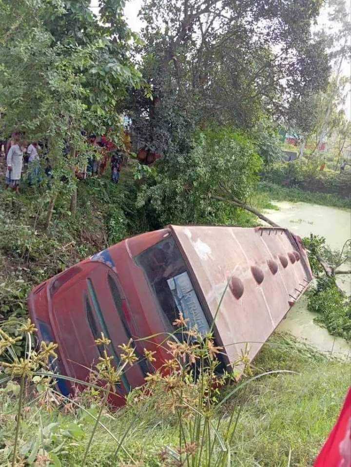 মধুপুরে যাত্রীবাহী বাস নিয়ন্ত্রণ হারিয়ে পুকুরে- আহত ৩