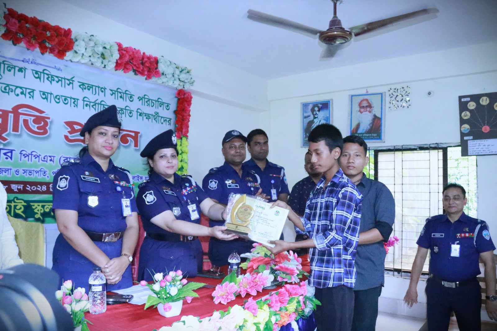 খাগড়াছড়িতে পুলিশের আইজিপি শিক্ষাবৃত্তি’ কৃতি শিক্ষার্থীদের মাঝে বিতরণ করে-মুক্তা ধর পিপিএম