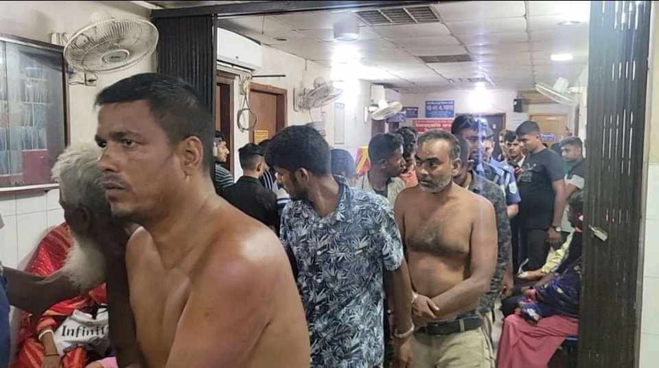 পাবনায় বালু মহলের নিয়ন্ত্রণ নিয়ে গোলাগুলি, অস্ত্রসহ দশজন আটক