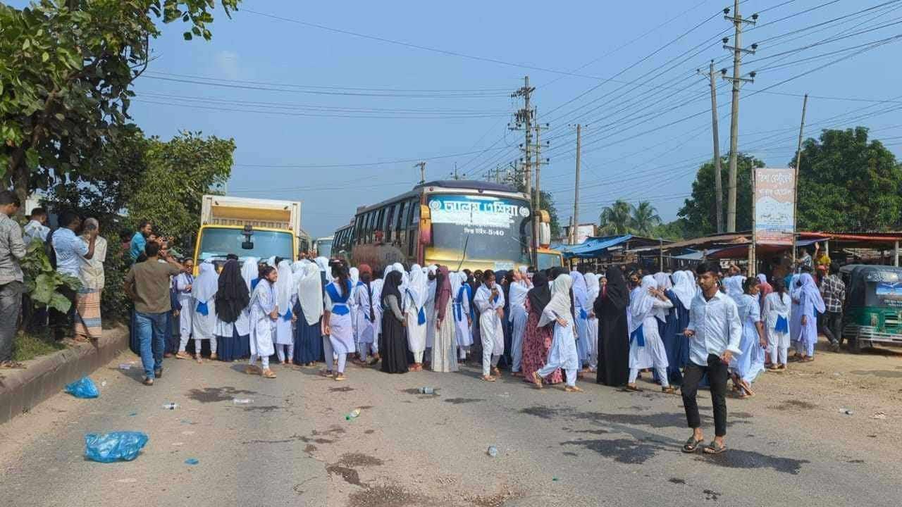 ভালুকায় শিক্ষক লাঞ্ছিত করার প্রতিবাদে মহাসড়ক অবরোধ করে বিক্ষোভ