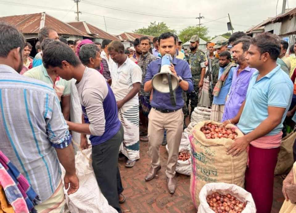 পাবনায় বিভিন্ন হাট বাজারে ভোক্তা অধিদপ্তরের বিশেষ অভিযান