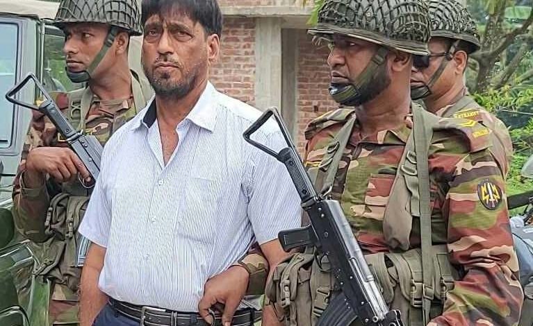 রূপগঞ্জে বালুভর্তি ট্রাক লুটের ঘটনায় বিএনপি নেতা গ্রেপ্তার