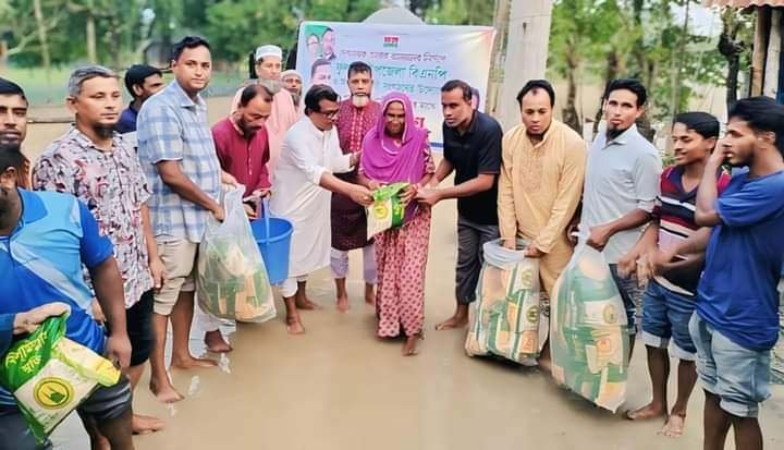 ফুলপুরে বন্যা কবলিত এলাকায় মানুষের মাঝে বিএনপির ত্রাণ বিতরণ