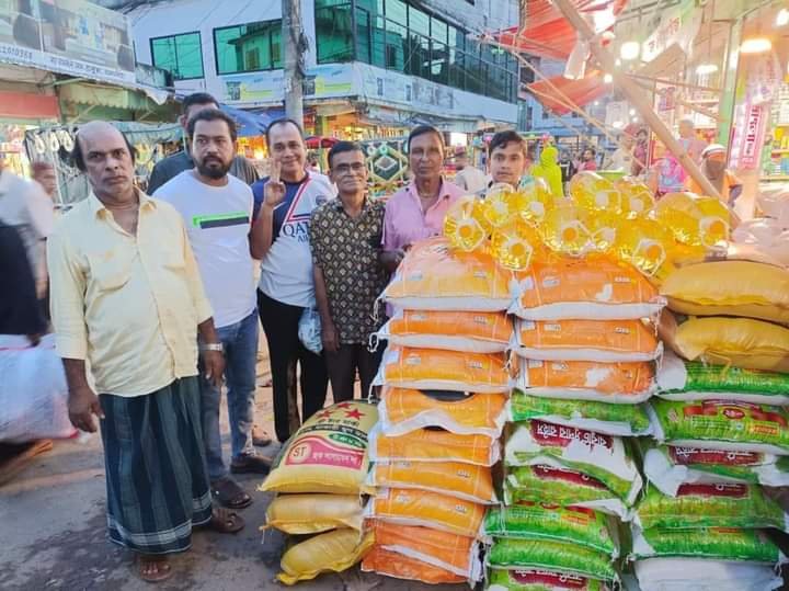 ভালুকায় দূর্গাপূজা উপলক্ষে উপহার সামগ্রী বিতরণ