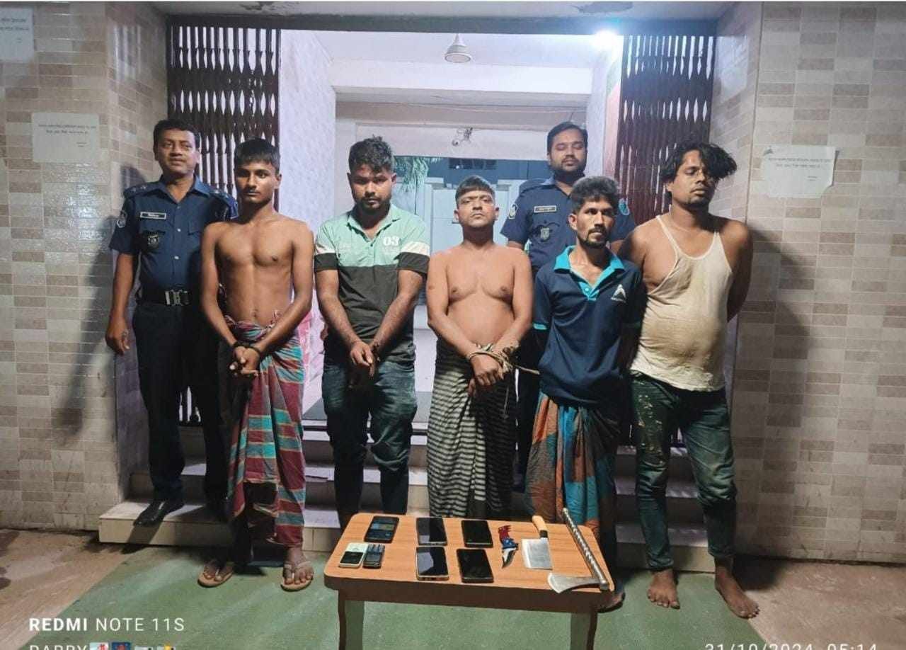 রূপগঞ্জে যৌথ বাহিনীর অভিযানে আটক ৫জন