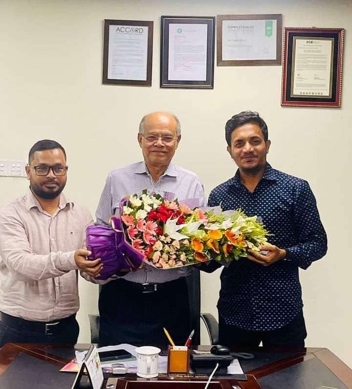 কাজী মনিরুজ্জামান বিজিএমইএ’র সভাপতি হওয়ায় ফুল দিয়ে শুভেচ্ছা জানায় আবু মাছুম ও আজিম সরকার