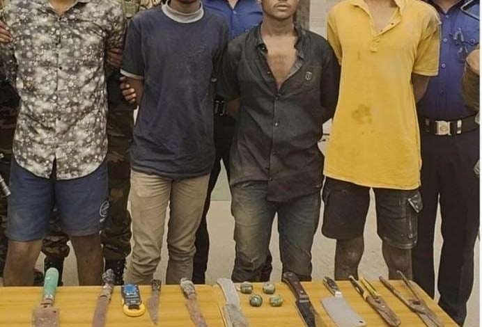রূপগঞ্জে দেশীয় অস্ত্রসহ কিশোরগ্যাংয়ের চার সদস্য গ্রেফতার