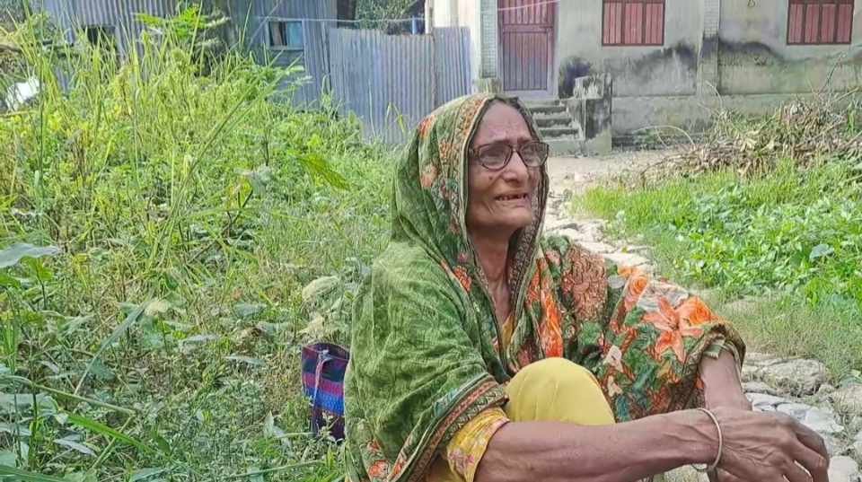 সাঁথিয়ায় মেরে বের করে দিয়েছেন ছেলে, বাড়ির গেটে বসে কাঁদছেন মা