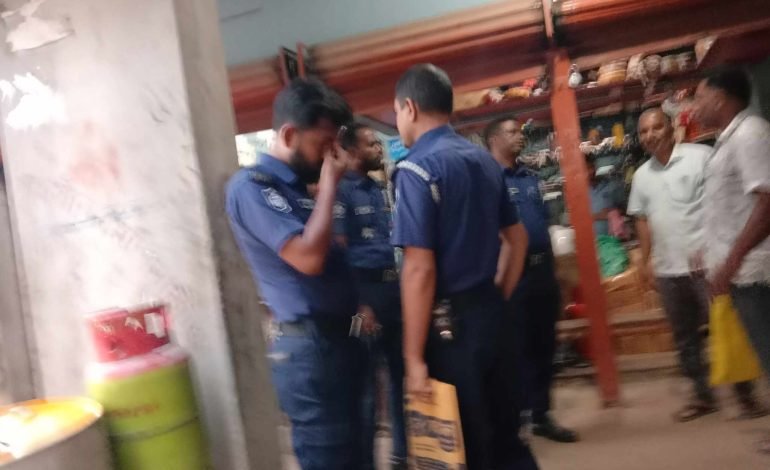 মান্দায় সেনাবাহিনীর সহায়তায় অবরুদ্ধ পরিবার অবমুক্ত; প্রতিপক্ষের বাড়ি ঘেরাওয়ে ৯৯৯-এ ফোন