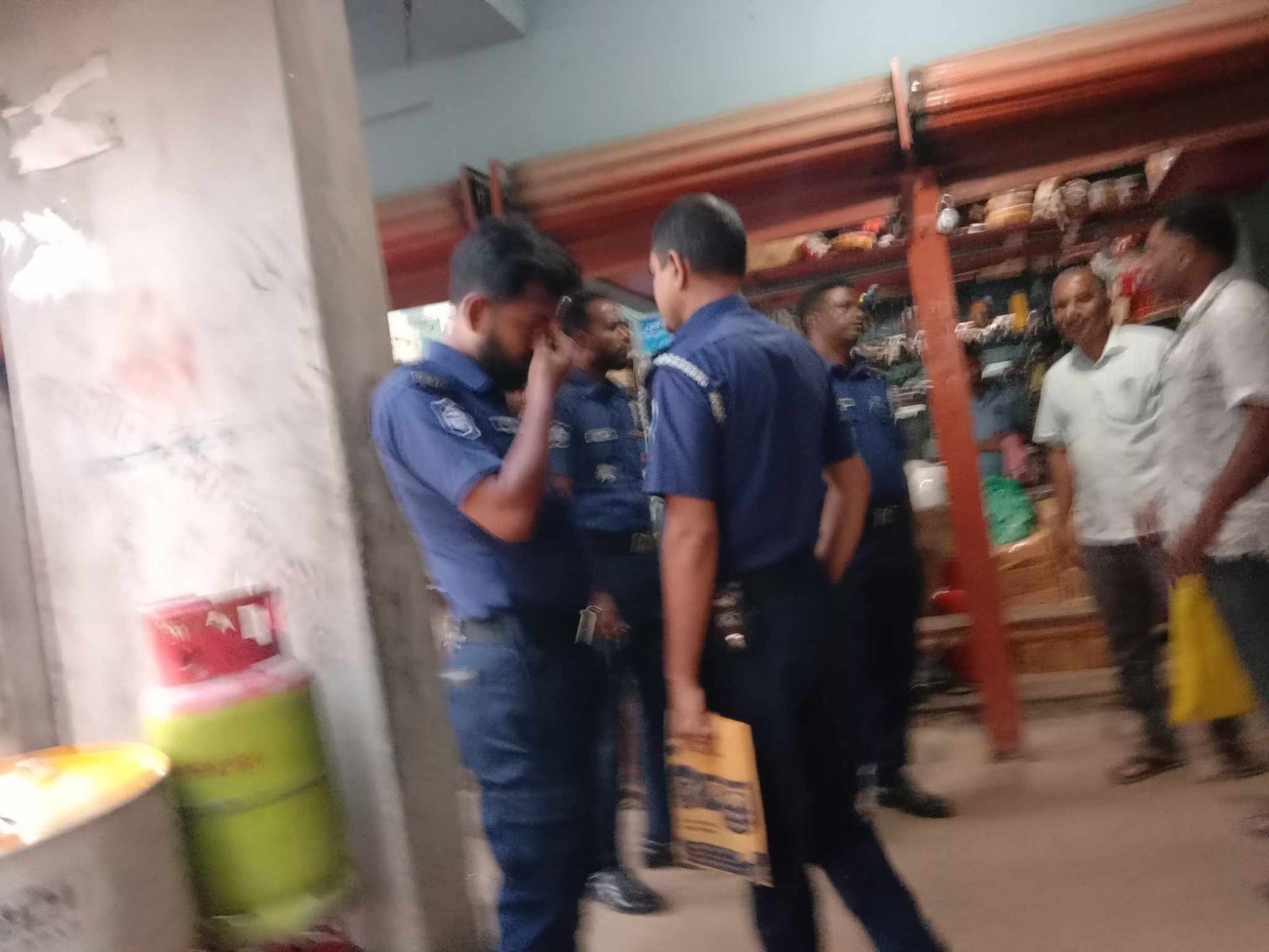 মান্দায় সেনাবাহিনীর সহায়তায় অবরুদ্ধ পরিবার অবমুক্ত; প্রতিপক্ষের বাড়ি ঘেরাওয়ে ৯৯৯-এ ফোন