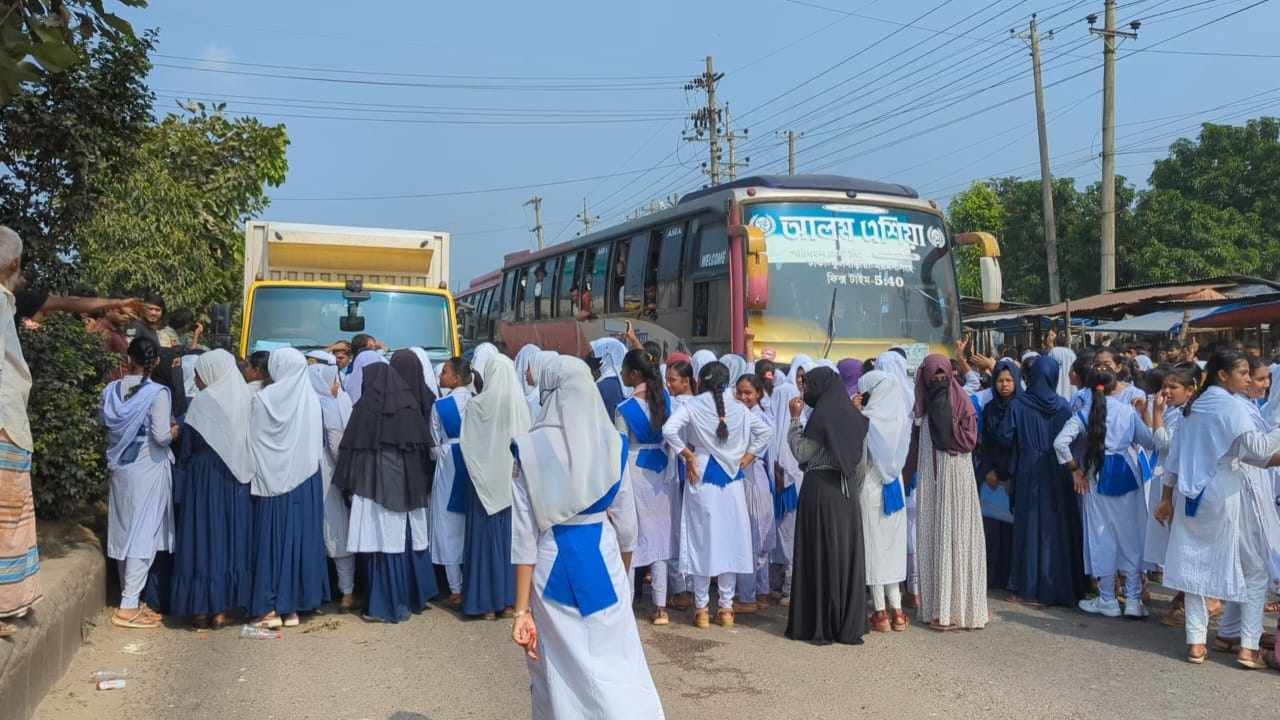ভালুকায় শিক্ষক লাঞ্ছিতের ঘটনায় মহাসড়ক অবরোধ করে শিক্ষার্থীদের বিক্ষোভ