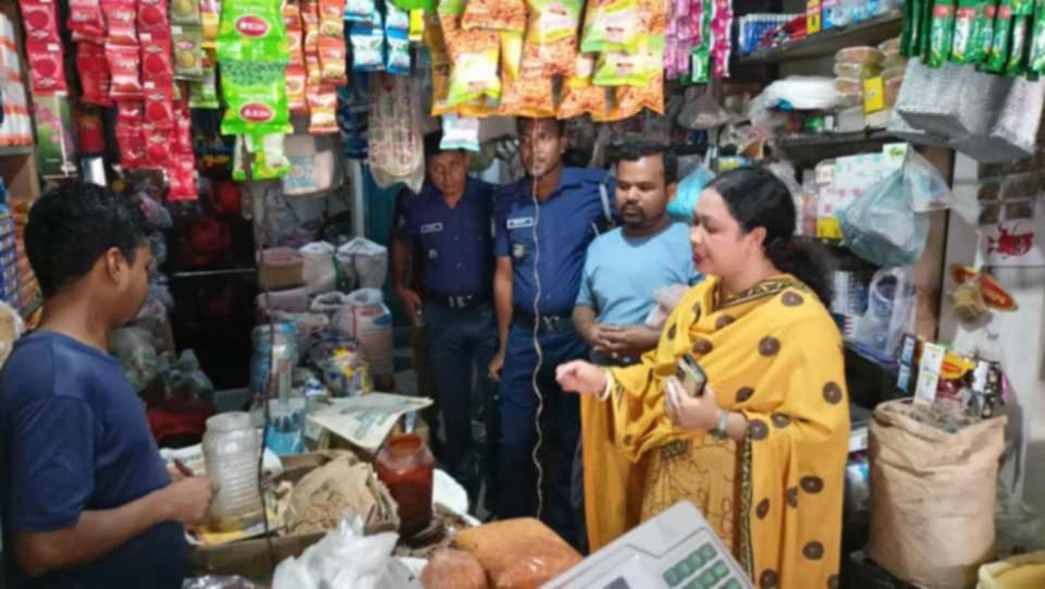 মাগুরায়  অবৈধ পলিথিন বন্ধে  ভ্রাম্যমান আদালতের  অভিযান