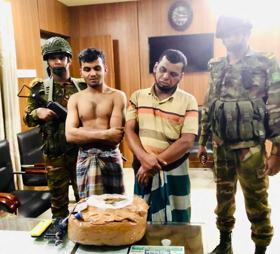 ভালুকায় সেনাবাহিনীর হাতে দুই মাদক কারবারি আটক