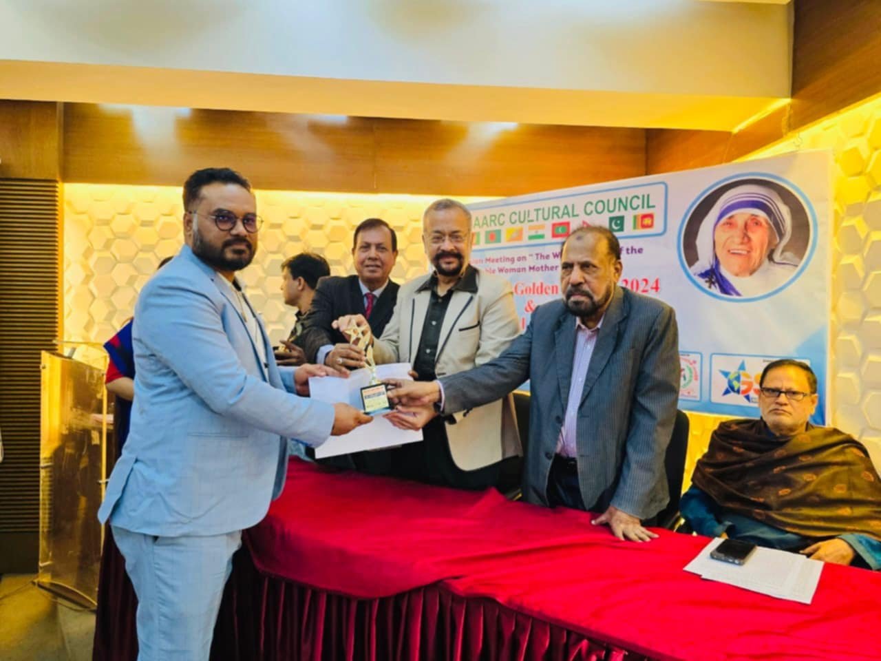 মাদার তেরেসা গোল্ডেন এ্যাওয়ার্ড পেলেন সাংবাদিক আসাদুজ্জামান সুমন