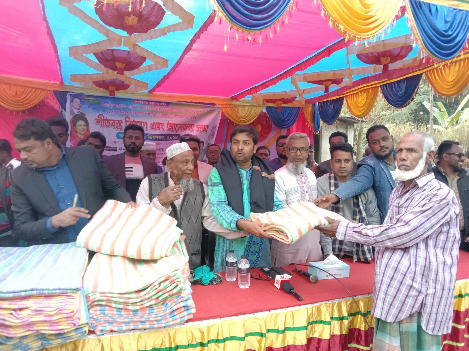 মান্দায় ৩১ দফার জনমত সৃষ্টির লক্ষে শিল্পপতি সোহাগের শীতবস্ত্র বিতরণ