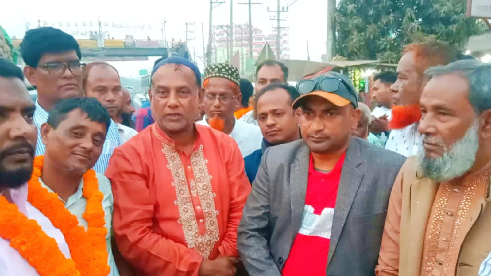 ভালুকায় ময়মনসিংহ জেলা মটরযান কর্মচারী ইউনিয়ন নির্বাচনে বিজয়ীদের ফুলের মালায় বরণ  