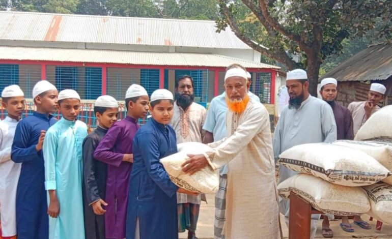 ভালুকায় ৯ নং ওয়ার্ডের কাউন্সিলর পদপ্রার্থী মোঃ ফজলুল হকের ইফতার সামগ্রী বিতরণ