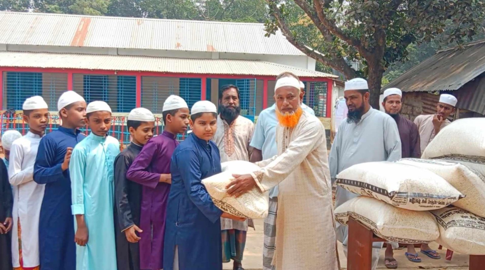 ভালুকায় ৯ নং ওয়ার্ডের কাউন্সিলর পদপ্রার্থী মোঃ ফজলুল হকের ইফতার সামগ্রী বিতরণ